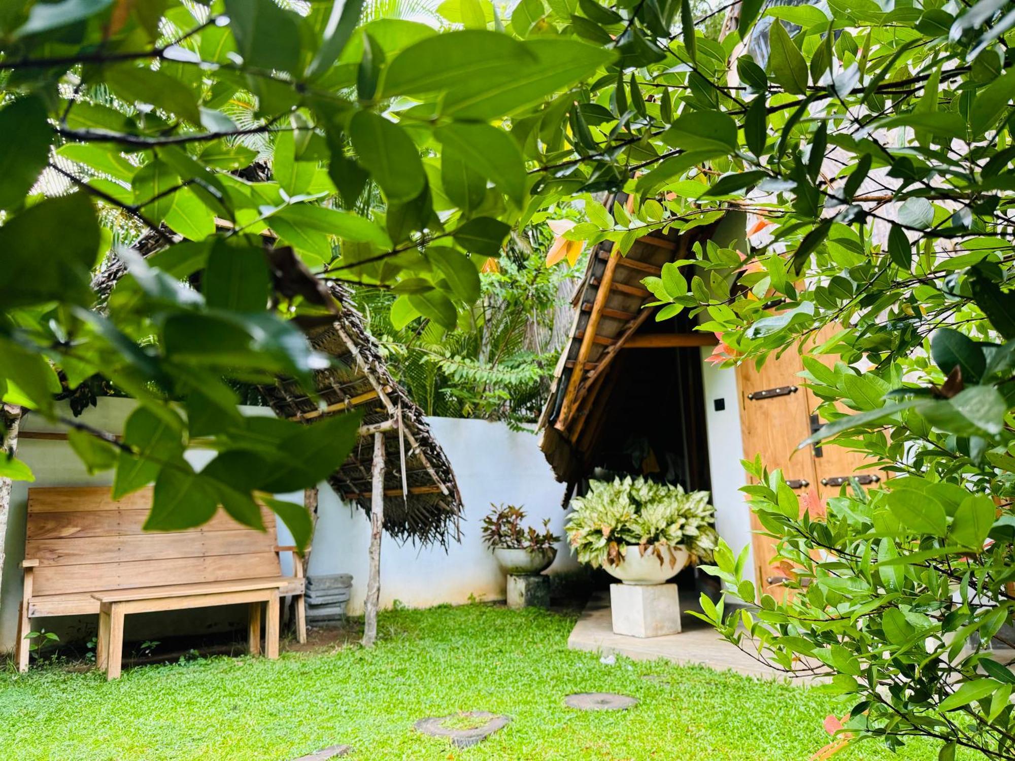 Turtle Wood Cabin Tangalle Exterior photo